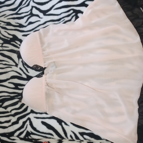 Lingerie - Picture 1 of 4